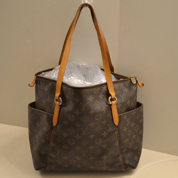 Authentic Louis Vuitton Totally MM Shoulder Bag w/Authenticity Certificate (GUC) - Picture 4 of 12